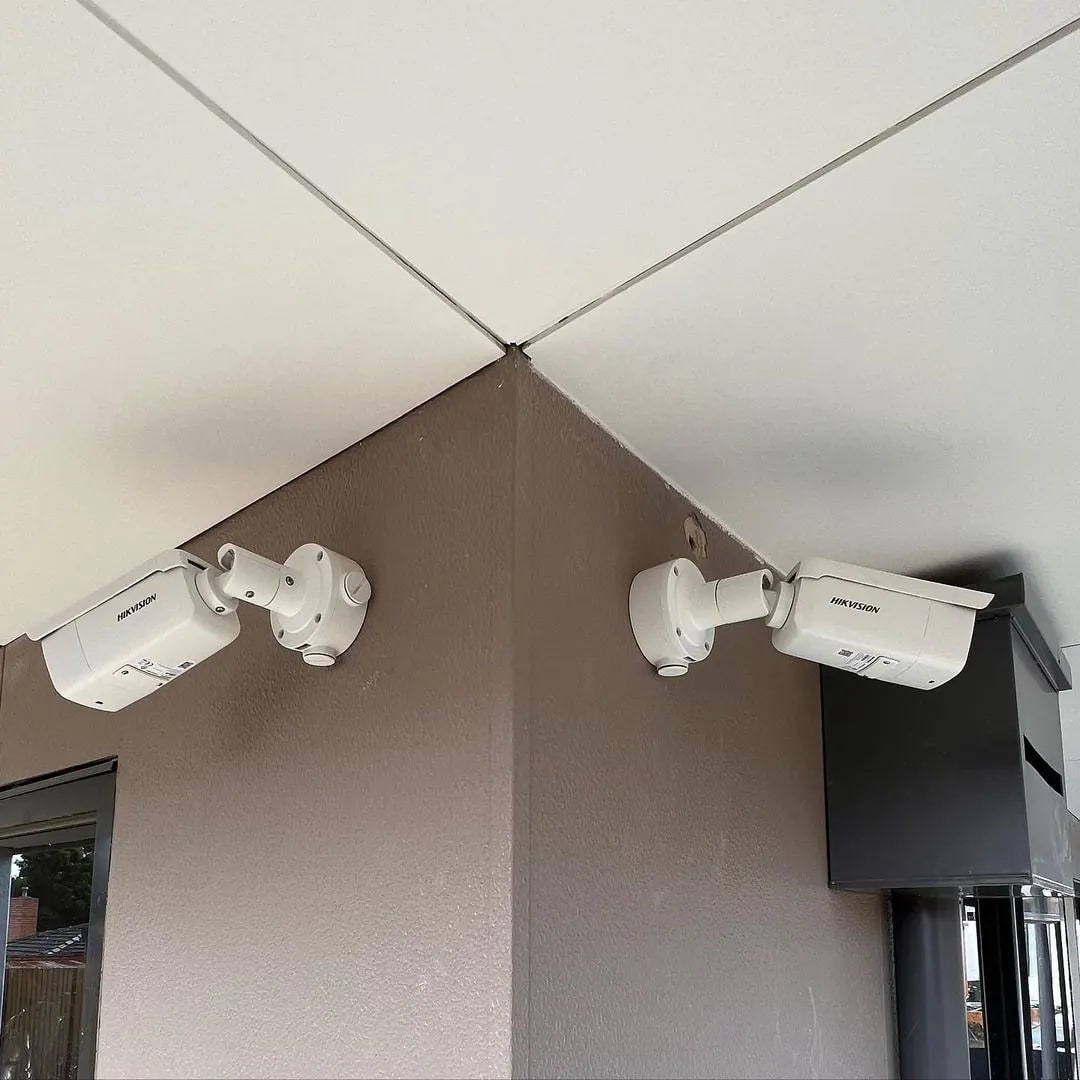 Real connected entry and security installation